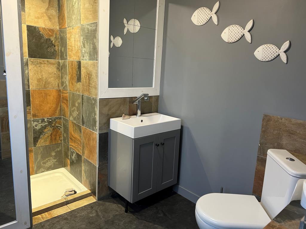 Lot: 43600 - DETACHED BUNGALOW WITH PLANNING FOR ADDITIONAL HOLIDAY LET - Bathroom